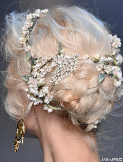 【装饰在发间】细节之美—Dolce&amp;amp;Gabbana 满头桃花印花容～ 发饰 盘发 花朵盘发