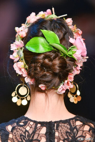 【装饰在发间】细节之美—Dolce&amp;amp;Gabbana 满头桃花印花容～ 发饰 盘发 背影