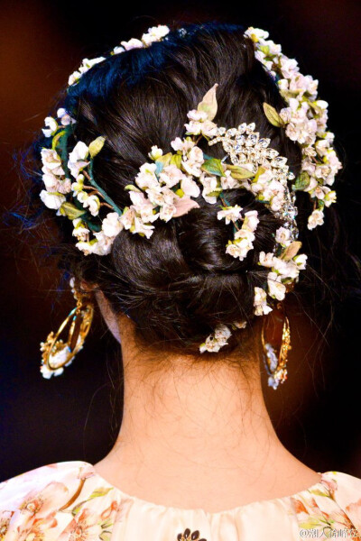 【装饰在发间】细节之美—Dolce&amp;amp;Gabbana 满头桃花印花容～ 发饰 盘发 背影