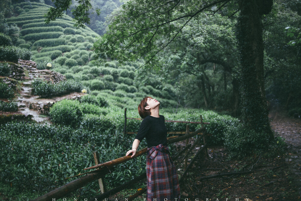 我们在雨中不管不顾的放肆
摄影：洪小漩
出镜：安生
我问你，你想要先出哪一组，你说要这组。
我说，那好，那就先这一组。
本来拍了一部分，在茶馆里我看着倾盆大雨，心里想着怕是拍不了了。
问你，你也不表态，我们便往九溪深处继续走。
雨越下越大，我咬咬牙，说，就这里吧。
两个人把随身的包胡乱丢在路边，取景，拍照。
雨越来越大，我没有防雨罩，你的头发也被雨水浸润得一绺一绺。
我们俩特别狼狈的出完这组片子，滴汤挂水往回走。
我咧嘴笑，说，我们俩好拼啊。