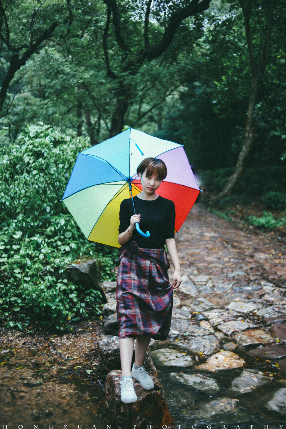 我们在雨中不管不顾的放肆
摄影：洪小漩
出镜：安生
我问你，你想要先出哪一组，你说要这组。
我说，那好，那就先这一组。
本来拍了一部分，在茶馆里我看着倾盆大雨，心里想着怕是拍不了了。
问你，你也不表态，我们便往九溪深处继续走。
雨越下越大，我咬咬牙，说，就这里吧。
两个人把随身的包胡乱丢在路边，取景，拍照。
雨越来越大，我没有防雨罩，你的头发也被雨水浸润得一绺一绺。
我们俩特别狼狈的出完这组片子，滴汤挂水往回走。
我咧嘴笑，说，我们俩好拼啊。