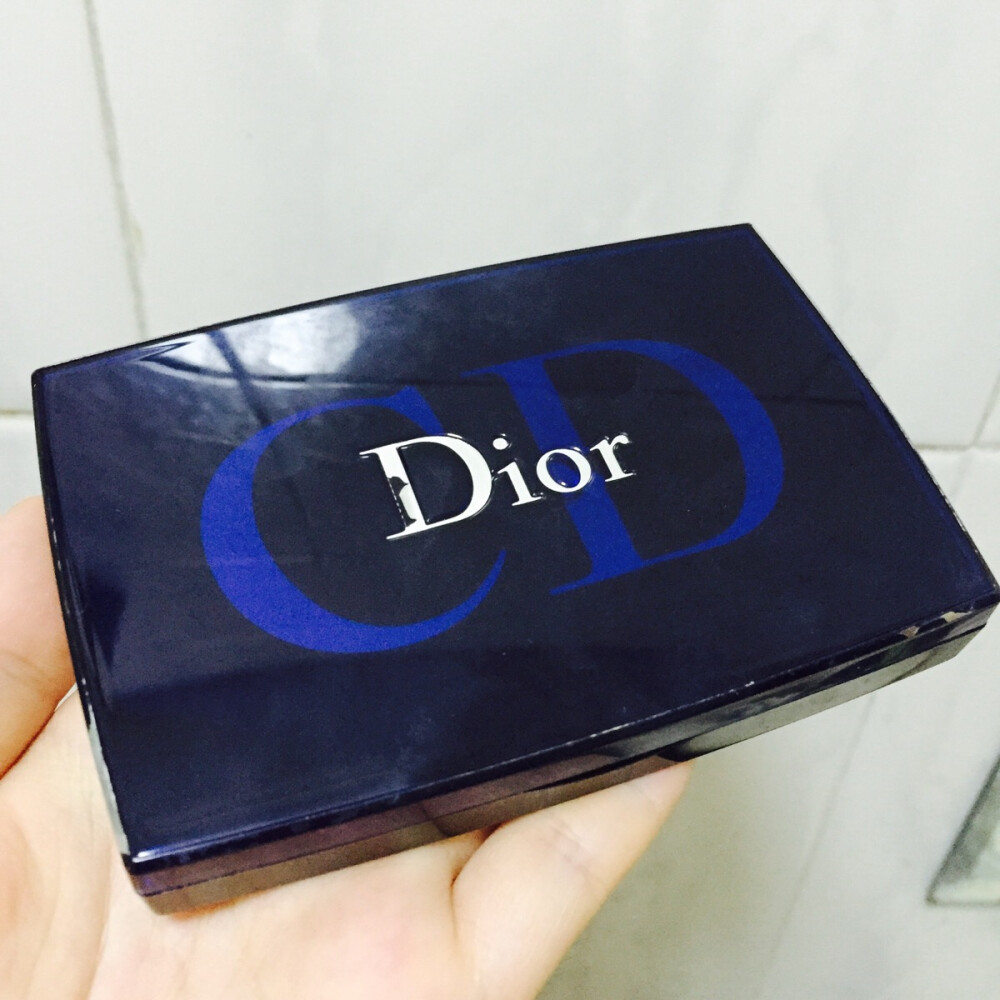 #我的beauty回憶錄#dior forever粉餅真是要吐血推薦，看我把這個殼用得那么舊就知道了，目前已換了三個粉芯。非常細膩服帖，用完換個粉芯就好了，又可以省100多塊的盒子錢