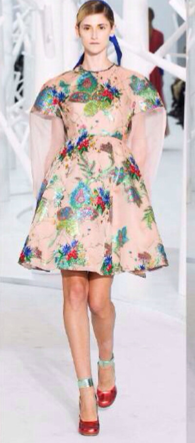 Delpozo F/W 2015 New York.以婚纱起家的西班牙品牌Delpozo在1974年创立,现任设计师Josep Font自13春夏加入,便赋予了这个品牌清新简洁,有着艺术气息的风格.15秋冬的几何细节与简明廓形却没有勾勒生硬,反而更突出柔情…