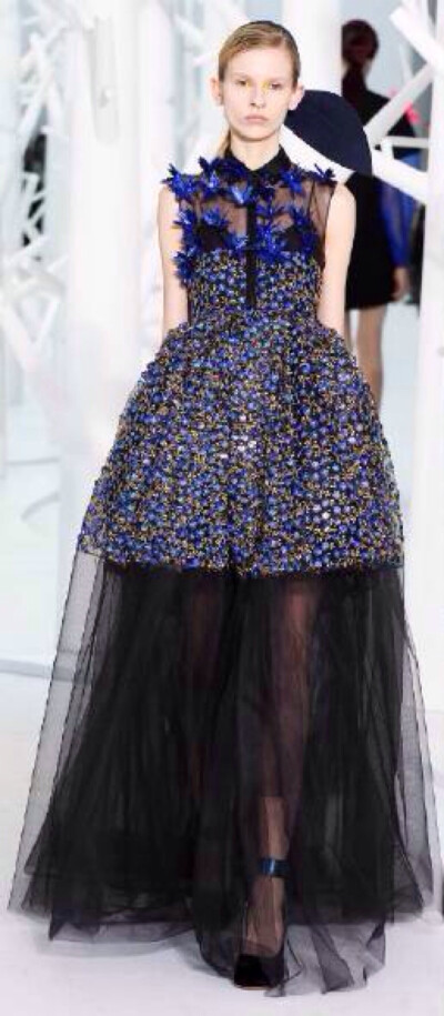 Delpozo F/W 2015 New York.以婚纱起家的西班牙品牌Delpozo在1974年创立,现任设计师Josep Font自13春夏加入,便赋予了这个品牌清新简洁,有着艺术气息的风格.15秋冬的几何细节与简明廓形却没有勾勒生硬,反而更突出柔情…