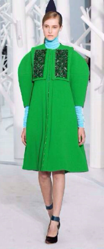 Delpozo F/W 2015 New York.以婚纱起家的西班牙品牌Delpozo在1974年创立,现任设计师Josep Font自13春夏加入,便赋予了这个品牌清新简洁,有着艺术气息的风格.15秋冬的几何细节与简明廓形却没有勾勒生硬,反而更突出柔情…