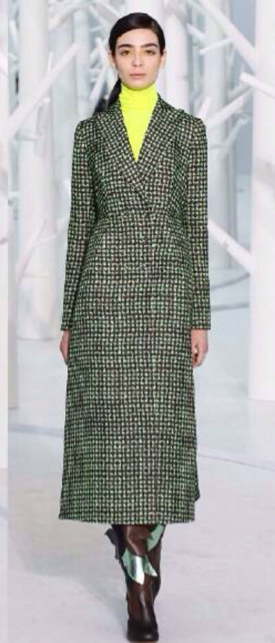 Delpozo F/W 2015 New York.以婚纱起家的西班牙品牌Delpozo在1974年创立,现任设计师Josep Font自13春夏加入,便赋予了这个品牌清新简洁,有着艺术气息的风格.15秋冬的几何细节与简明廓形却没有勾勒生硬,反而更突出柔情…