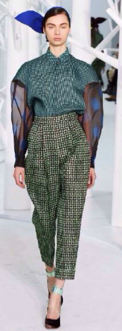 Delpozo F/W 2015 New York.以婚纱起家的西班牙品牌Delpozo在1974年创立,现任设计师Josep Font自13春夏加入,便赋予了这个品牌清新简洁,有着艺术气息的风格.15秋冬的几何细节与简明廓形却没有勾勒生硬,反而更突出柔情…