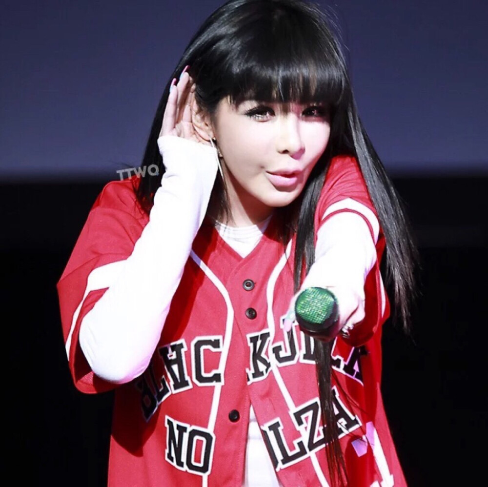 2ne1朴春bom cr.logo