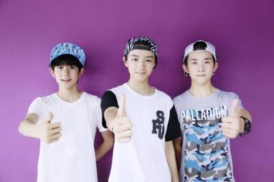 tfboys 150811【历史从来不会蒙尘，它在我们每一个人身上向后世延伸。不忘怀历史的种种贡献和牺牲，不辜负今朝的点滴幸福和安稳。每一个我们都要拼尽全力，将前人走下的路筑往更光荣的前程。】图源组合官博 文案cr. …