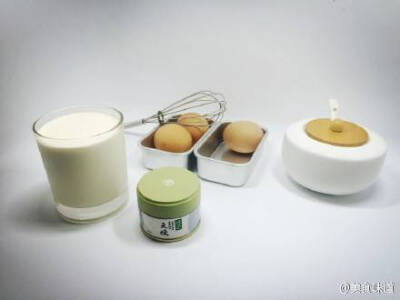 【浓郁抹茶冰激凌】首先分离出三颗蛋黄，入碗，加入白糖48g，高速搅打，直至提起打蛋器，蛋液呈绸带状流下。然后取12g抹茶粉与250g淡奶油，入碗，中速搅打，直至奶油能划过留痕，脱离完全液态。最后将以上两者混合，…