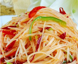 1：用刨子把土豆去皮，然后切丝 2：土豆丝切好，过冷水去淀粉，换几次水，这样炒出的菜口感脆 3：热油锅，油温热时，把花椒粒放进去，炸是十几秒出香味后把花椒捞出不要。 4：再把干辣椒，葱段，姜丝放入爆出香味。 5：倒入沥过水分的土豆丝，炒至八成熟时加入精盐、味精调味，再淋上香油和白醋，炒熟即可，简简单单的，口味很不错的酸辣土豆丝就可以上桌了！