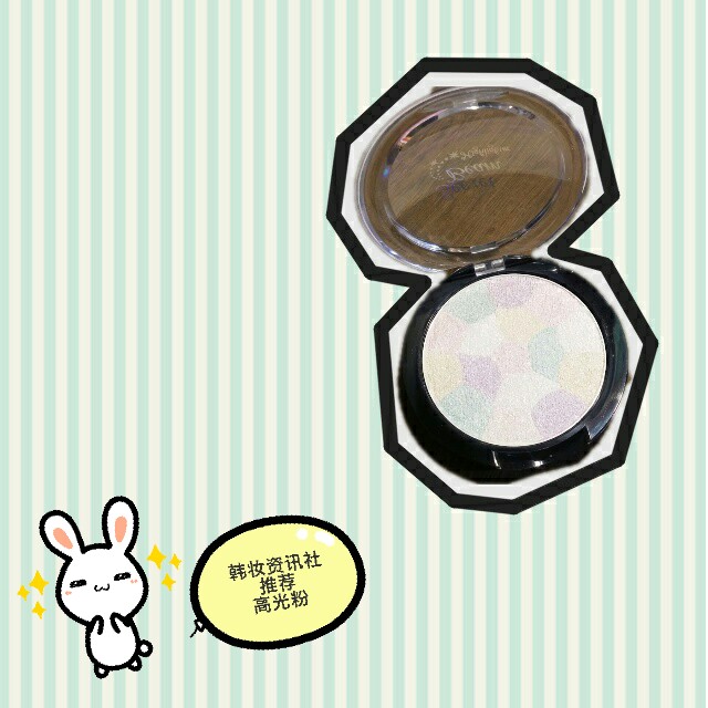 【etude house 爱丽小屋】 粉末质地轻薄 含有闪亮的色彩 珍珠成分 提亮肤色 让脸部看起来更青春红润哦～ 这款高光修颜粉由多种颜色构成 可以修饰出公主一样精致的脸庞 极其细致的珍珠粉更是让我们的皮肤光彩照人～