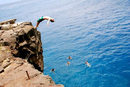 来自自贡： 每天早晨,我总是踩着上课铃声进教室,就为了看到坐在我身后的他对我笑脸盈盈打招呼的模样。 上课时总能感觉他的目光停在我的身上,曾幻想他是否会在课本上画我的背影,或者与其他男生传纸条写上我的名字。 我经常装作扭头看向窗外,其实眼角余光中都是他，他有时也会看着我,然后坏坏地笑,仿佛他什么都知道,我心中的所思所想他都知道。 我一边脸红着将头转向黑板,一边想着,放学就对他表白吧。直到高二分班我也没对他说过喜欢。我在文科班他在理科班,现在的我只能在放学后的篮球场上看他锻炼一小会儿,看到他身边有了别的女孩儿,再也不能与他前后座,时光也回不去了。