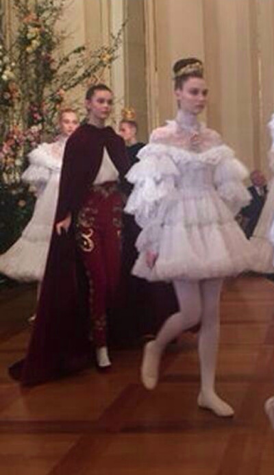 Dolce &amp;amp; Gabbana Couture Spring 2015.尽管极简潮流大有从成衣蔓延到高级定制的趋势,但却从来都不会影响到Dolce &amp;amp; Gabbana的华美.2015春夏高级定制系列依旧针对少数VIP发布,主题则是旧时风华正盛的…
