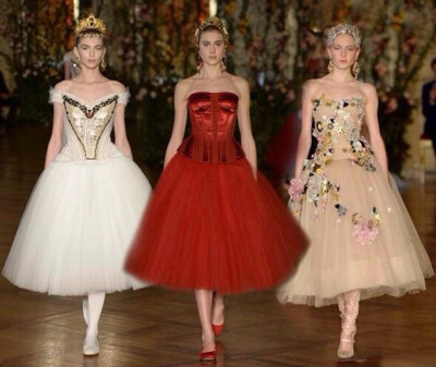 Dolce &amp;amp; Gabbana Couture Spring 2015.尽管极简潮流大有从成衣蔓延到高级定制的趋势,但却从来都不会影响到Dolce &amp;amp; Gabbana的华美.2015春夏高级定制系列依旧针对少数VIP发布,主题则是旧时风华正盛的…