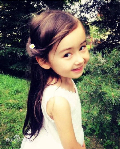 蔡书雅2008年生，出生于中国，中英混血儿，大陆知名混血童星