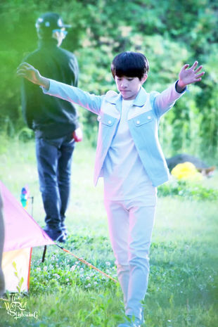 易烊千玺(๑•ั็ω•็ั๑)么么哒