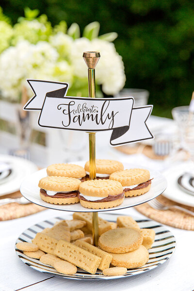 {CELEBRATE} HOST A FAMILY REUNION + FREE PRINTABLES