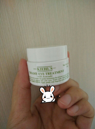 #KIEHL'S#牛油果眼霜，泰国玩的时候专柜买的，比澳门便宜了60元，用了两周，眼下那条纹没有变淡，但是眼周皮肤没那么干了，上底妆也不卡粉了。眼霜是膏状，挺厚实的，揉开很水润，没发现长脂肪粒。