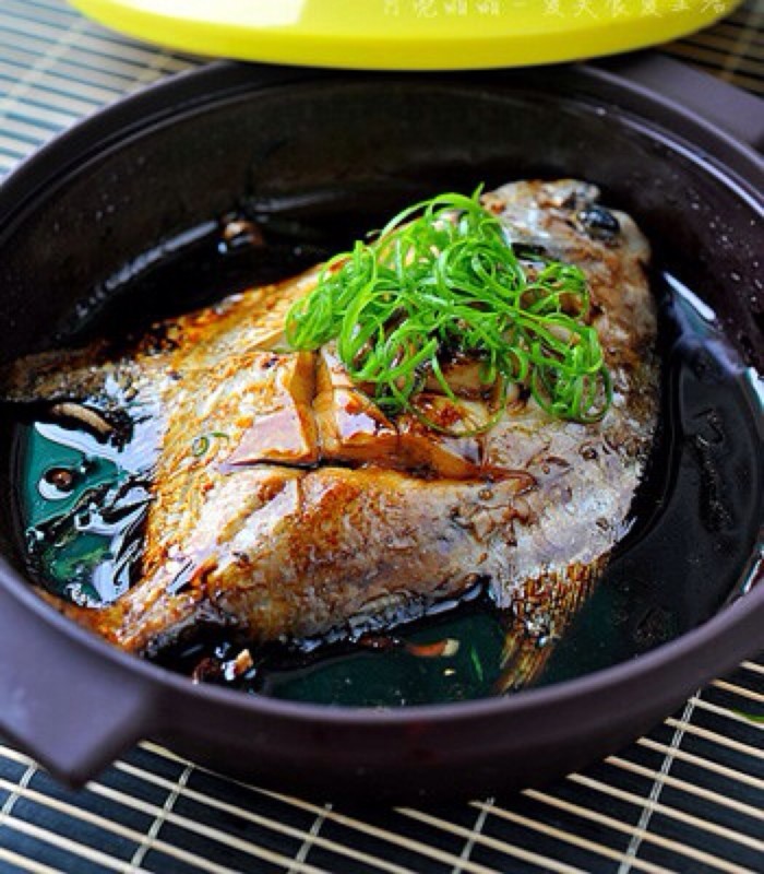 【微波紅燒鯧魚】材料：鯧魚一條（大約180G）料酒、蔥、姜、生抽、老抽、做法：鯧魚開(kāi)膛清理干凈.蔥切段、姜切片和絲.清理干凈的鯧魚.用刀斜著在兩面背上切出交叉紋路.鯧魚用一小勺生抽（約5ml）一湯匙料酒（約15ml）姜片和蔥段腌制5分鐘.取一個(gè)微波爐容器（我用的是微波專用塔吉鍋）放入蔥姜和兩湯匙色拉油.蓋上蓋子.入微波爐叮一分鐘.取出.開(kāi)蓋.把腌制好的鯧魚放入.在鯧魚上淋一小勺生抽（5ml）一小勺老抽（5ml）蓋上蓋子.入微波爐高火叮3分鐘左右即可.取出后.開(kāi)蓋撒上蔥花裝飾即可。