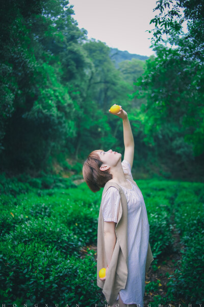 茶园混着柠檬香
摄影：洪小漩
出镜：安生
我特意去找了张峻宁的《柠檬》来听，好久没有听这样温温柔柔的歌。
最近工作压力特别大，我每天上下班路上都拿着大张伟的专辑给自己补血，但是血槽还是不够。
我对自己…