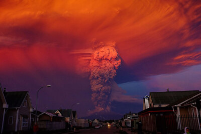 4月23日下午6点，休眠了40年的智利火山爆发了，1500名居民被迫撤离，智利人说这像是一次“天启