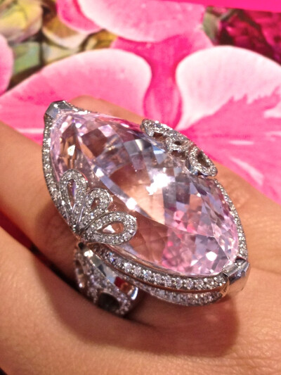 侯爵夫人的72克拉美丽的紫锂辉石镶嵌在铂金钻石戒指。