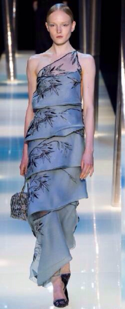 Armani Privé Spring 2015 Paris.清风拂过竹林,有佳人曼妙而来,这是Armani 15春夏高级定制的意境.2015年Armani先生入行40周年,也是制作高定的第十年.清风翠竹的东方禅意被水墨写意的方式表现,宽腰带,简洁衣襟亦是如…