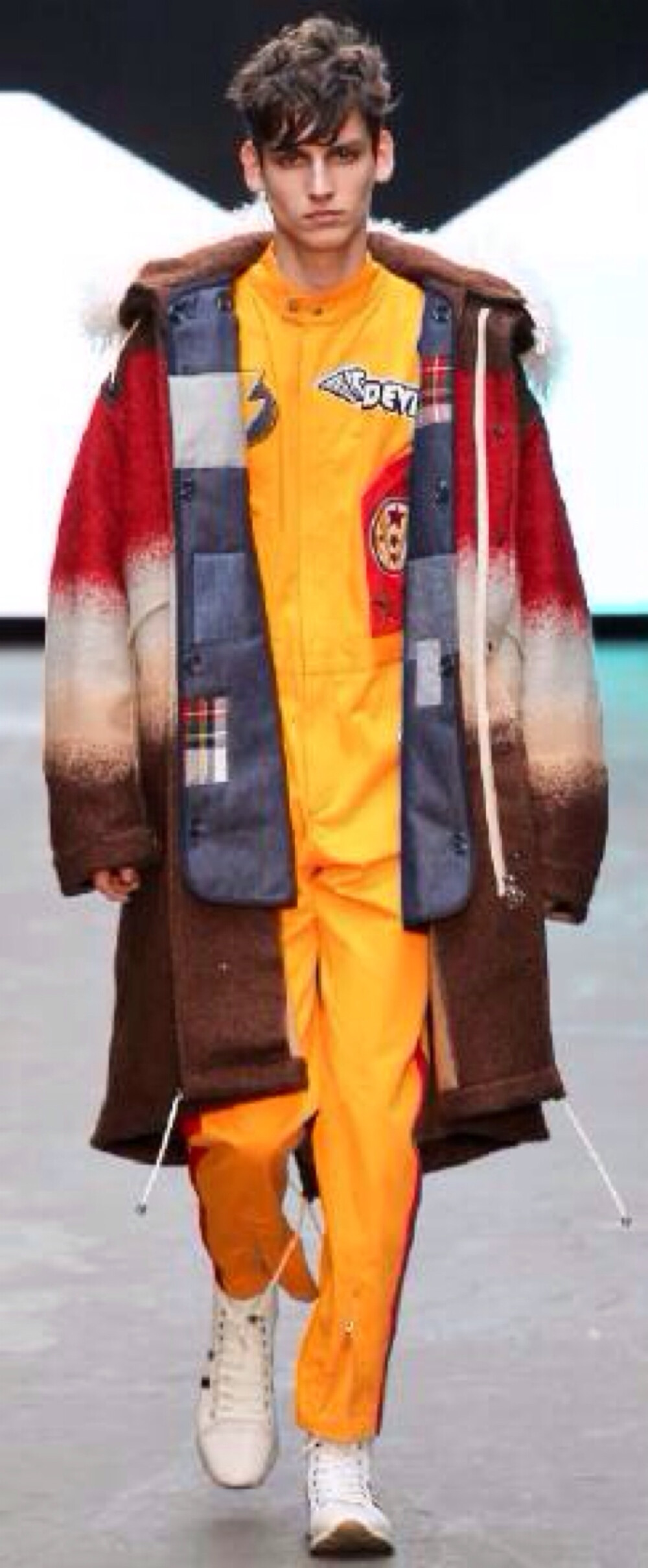 Topman Design F/W 2015 London.相对顶级品牌与设计师也屡有发挥失常的状况,在伦敦男装周发布的Topman Design却是持续稳定出色的.作为知名&amp;quot;快时尚&amp;quot;品牌Topman的设计线,实用不在话下.15秋冬融入将70年代的嬉皮士元素与美国怀旧流行符号,怀旧又时髦的半熟男孩形象.