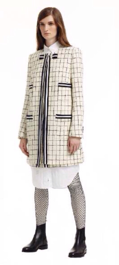 Thom Browne Pre-Fall 2015.看上去刻板的女孩,其實藏著怪誕趣味的小心思,Thom Browne 2015早秋系列拿出品牌最經(jīng)典的復古外套與各種款式組合,平底鞋更是少不了單品.雖然飄逸浪漫的柔和依舊是主流審美,但是裝扮成冷靜…