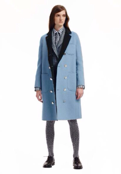 Thom Browne Pre-Fall 2015.看上去刻板的女孩,其實藏著怪誕趣味的小心思,Thom Browne 2015早秋系列拿出品牌最經(jīng)典的復古外套與各種款式組合,平底鞋更是少不了單品.雖然飄逸浪漫的柔和依舊是主流審美,但是裝扮成冷靜…