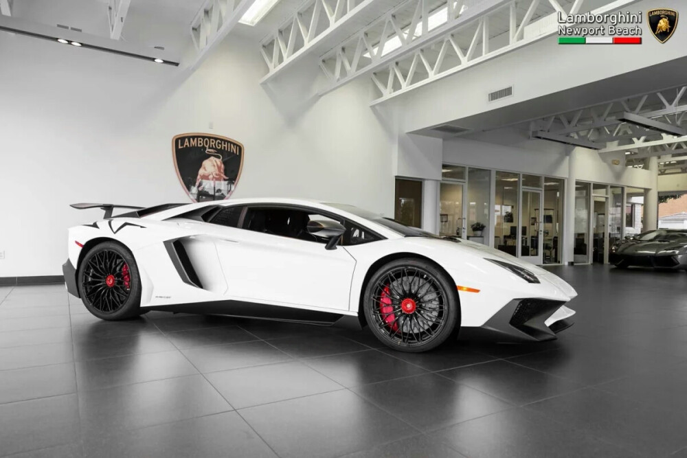  猥琐大叔 日前，一辆白色兰博基尼Aventador LP750-4 SV 交付美国客户，这种车身颜色被称之为Bianco Isis白色，另外车身还搭配诸多碳纤维组件：前分流器、进气包围、后视镜、侧裙、尾翼、侧进气口、后进气口和后扩散器等，亮黑色的轮毂配搭红色的刹车钳，当然车身上是少不了SV标识滴！