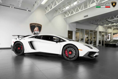  猥琐大叔 日前，一辆白色兰博基尼Aventador LP750-4 SV 交付美国客户，这种车身颜色被称之为Bianco Isis白色，另外车身还搭配诸多碳纤维组件：前分流器、进气包围、后视镜、侧裙、尾翼、侧进气口、…