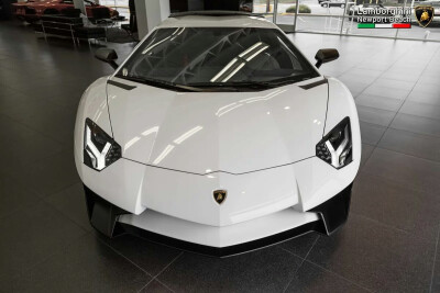  猥琐大叔 日前，一辆白色兰博基尼Aventador LP750-4 SV 交付美国客户，这种车身颜色被称之为Bianco Isis白色，另外车身还搭配诸多碳纤维组件：前分流器、进气包围、后视镜、侧裙、尾翼、侧进气口、…