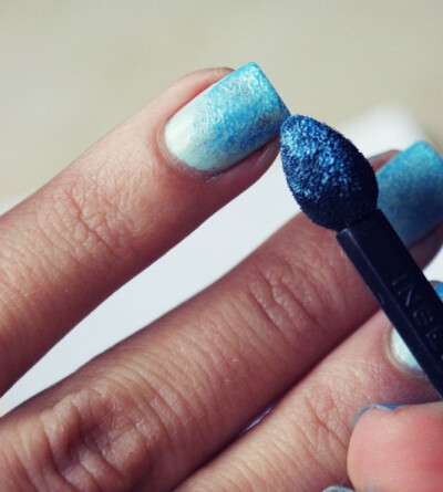 DIY ombre nails: FINALLY!... A USE FOR THOSE CHEAPLY MADE EYE SHADOW APPLIERS THAT I NEVER USE