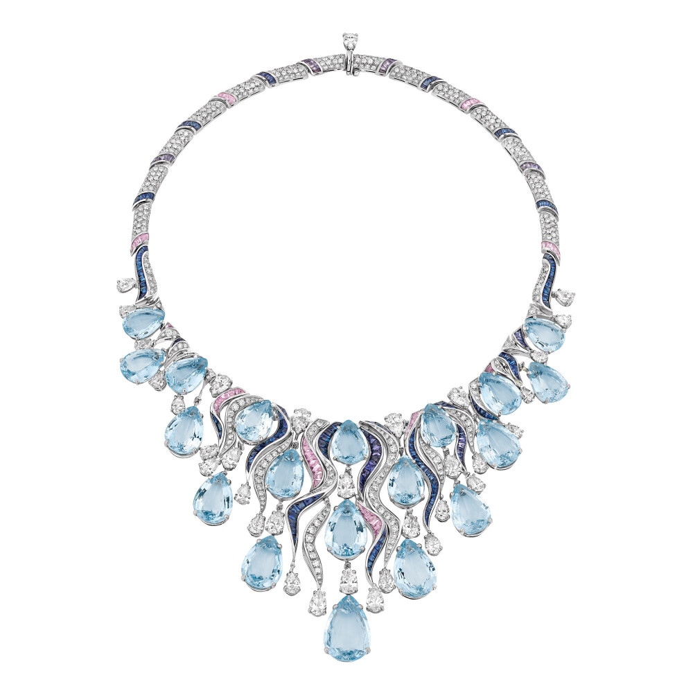 #Bulgari 2014巴黎古董双年展# Aquamarine 海蓝宝石，这似乎是我认定的本命石。水滴状的海蓝宝伴着深蓝、粉水晶、白水晶总成的波浪，倾泻而下。与同年展MVSA耳坠有相匹配，是海的神明吟唱出的结晶。Aquamarine，你的名字就充满着神秘与静谧，谁能驾驭你这样一片海，不为你的漩涡沉沦。