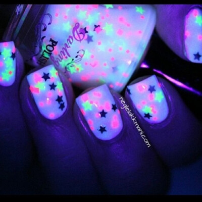 NEON STARS AHHHHHHHHHHHHHHHHHHHHHHHH kill me nowwwwww those nails are soooooo stickin cute and they are glow in the dark