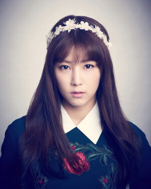 朴初珑（Park Cho Rong），1991年3月3日出生于韩国忠清北道清原郡，毕业于忠清北道女子高等学校，韩国女歌手、演员，女子演唱组合A pink成员之一。2011年4月19日，Apink以首张迷你专辑《Seven Springs Of Apink》正式出道；11月22日，发行第二张迷你专辑《Snow Pink》，主打曲《MYMY》获得首个音乐节目一位。2013年7月5日，发行第三张迷你专辑《Secret Garden》，主打曲《NoNoNo》获得第23届首尔歌谣大赏本赏。2014年3月20日，A-pink推出作品《Mr.Chu》，并推出专辑《Pink Blossom》回归乐坛；11月2