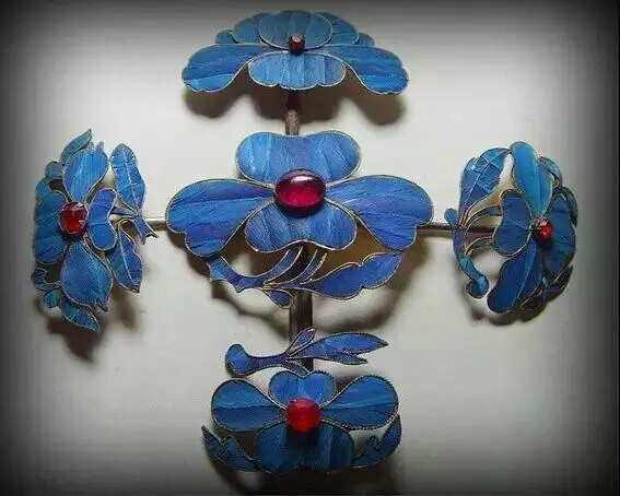 点翠最早诞生于汉代，可以说是汉民族首饰工艺的一个典范。点翠是金属工艺和羽毛工艺的完美结合，先用金银等金属做成不同图案的底座，再把翠鸟的羽毛仔细地镶嵌上去。由于工艺繁琐，材料难得，所以点翠饰品自古就是富贵人家的专属。