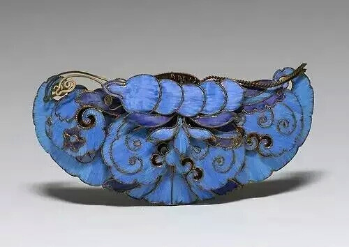 点翠最早诞生于汉代，可以说是汉民族首饰工艺的一个典范。点翠是金属工艺和羽毛工艺的完美结合，先用金银等金属做成不同图案的底座，再把翠鸟的羽毛仔细地镶嵌上去。由于工艺繁琐，材料难得，所以点翠饰品自古就是富贵人家的专属。