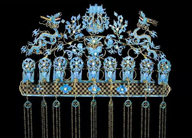 点翠最早诞生于汉代，可以说是汉民族首饰工艺的一个典范。点翠是金属工艺和羽毛工艺的完美结合，先用金银等金属做成不同图案的底座，再把翠鸟的羽毛仔细地镶嵌上去。由于工艺繁琐，材料难得，所以点翠饰品自古就是富贵人家的专属。