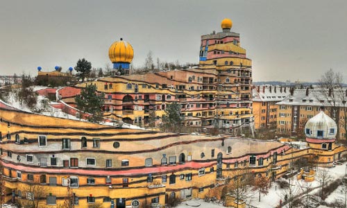 Forest Spiral Hundertwasser Building，位于德国，中文名是森林螺旋百货大楼