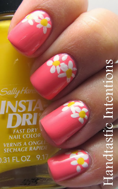 Handtastic Intentions: Nail Art: Daisies #nailpolish #handtasticintentions