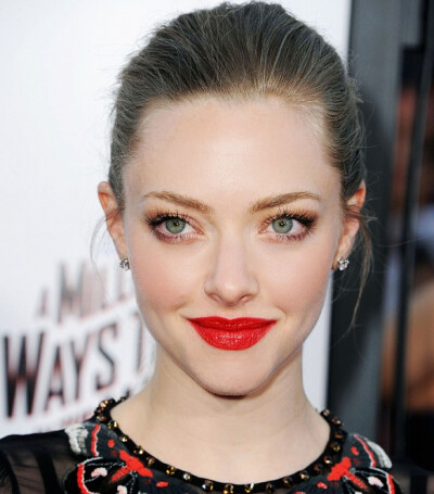 Amanda Seyfried wore bright red lipstick and pulled back hair. // #lips #beauty