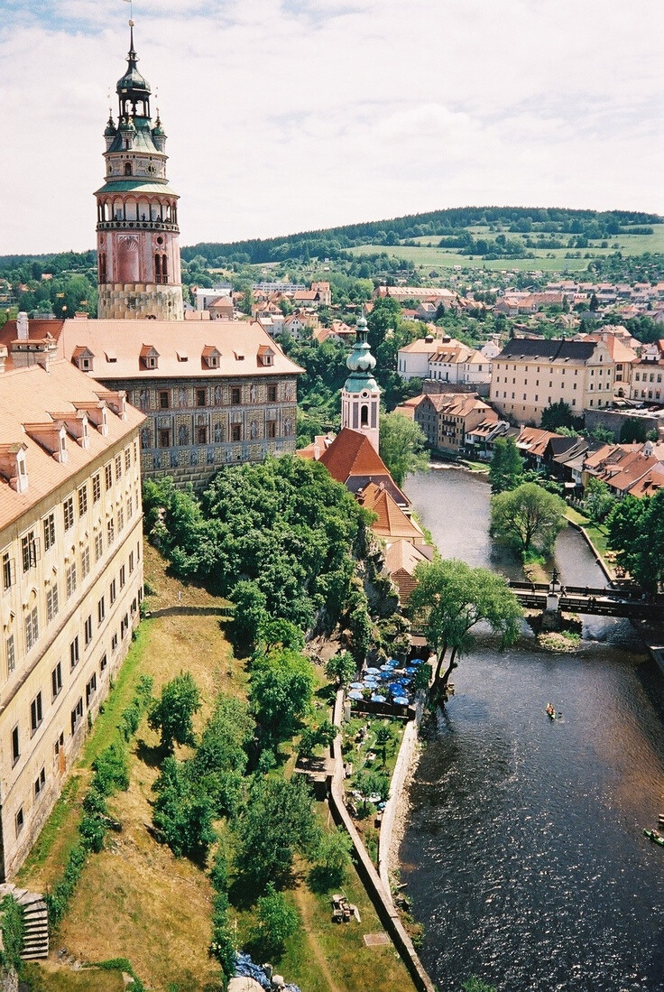 Český Krumlov, Czech Republic。捷克克鲁姆洛夫，位于南波西米亚的迷人小镇克鲁姆洛夫是世界上最美的几座城市之一。它被宽阔蜿蜒的伏尔塔瓦(Vltava)河环抱着，在河谷的对岸以城堡为中心的中世纪的城市一望无边，令人惊叹。大部分建筑建于14世纪到17世纪之间，多为哥特式和巴洛克式风格。整个小镇被流经该处的马蹄铁形的、宽阔蜿蜒的伏尔塔瓦河环抱着，而著名的城堡则建在河的对岸，风采依然。登高远眺，以城堡为中心的中世纪城市一望无边，令人惊叹。1992年，联合国教科文组织宣布授予它世界文化和自然双重遗产的头衔。