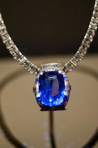 德国俾斯麦伯爵家的蓝宝石项链98.6克拉白金项链；缅甸；在这深蓝色的蓝宝石，卡地亚公司设计，周围是312颗钻石