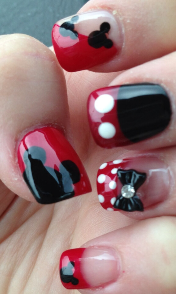 Mickey and Minnie nails.. perfect for a trip to Disney land or Disney world.