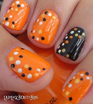 Fun Halloween nails from Ladyluckbeautyblog. Cozy up in sweater weather with beautiful, fall nails.