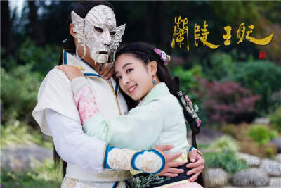  电视剧《兰陵王妃》改编自作家杨千紫2009年同名小说，2012年筹备，2013年开拍。由香港导演叶昭仪执导，张含韵、彭冠英、陈奕、张子文、田丽、林韦辰、沈建宏等主演。 该剧讲述了混战的中国北朝，为得到拥有一统天…