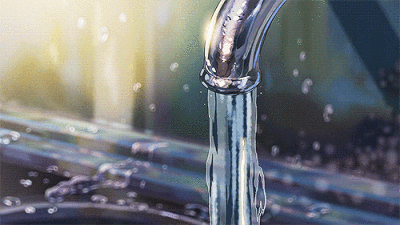  “想膜拜心灵想特立独行 却服从规矩却沉没人群 多矛盾”